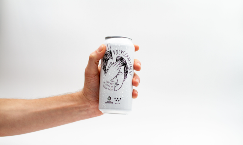 Hand houdt blik volkschampagne vast